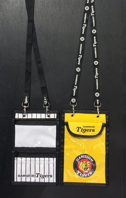 2つ穴チケットホルダー税込¥1,000😆❗️ 小さなポケットも付いている