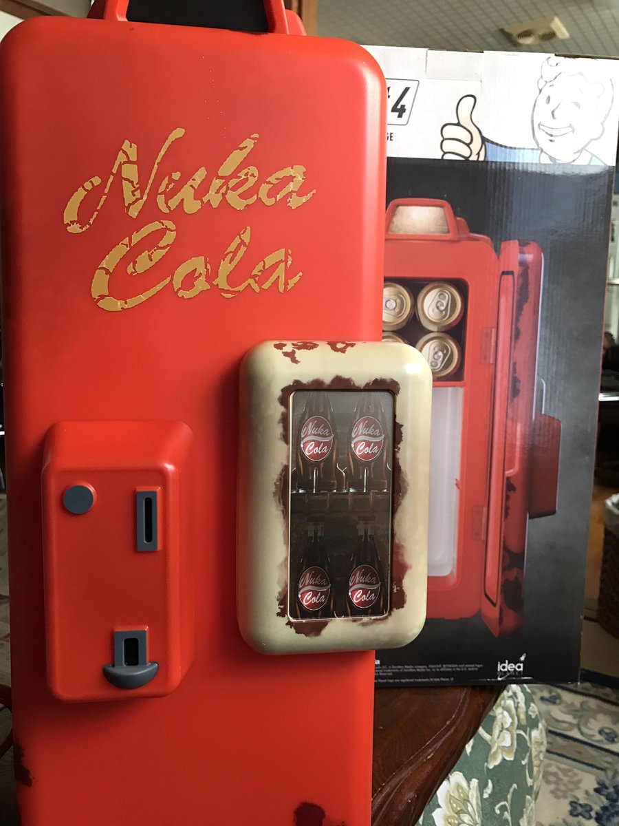 今さっき、 ヌカコーラ自販機型ミニ冷蔵庫がやっと届いた。 年末年始で