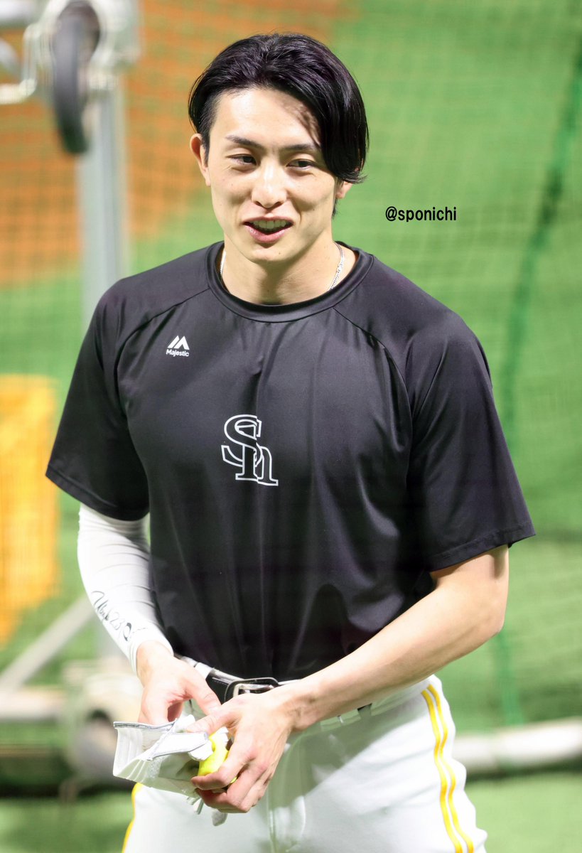 日本シリーズ試合前練習で笑顔の周東選手と柳田選手😁 #sbhawks #柳田