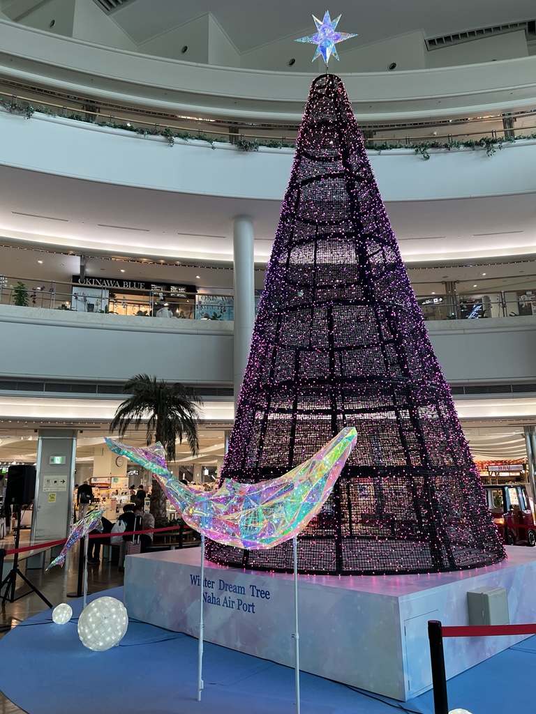 12/12 国内線2階ウェルカムホールにて、クリスマスツリーの点灯式が行