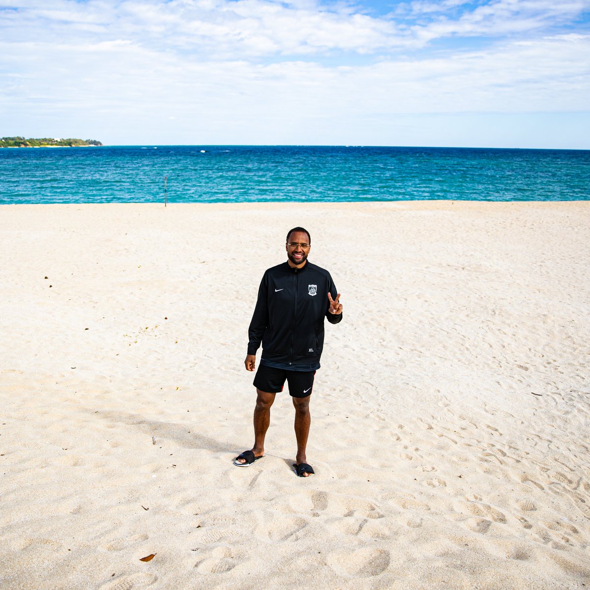 Isaac's day off. Reading by the sea📖🌊 #イサークキーセテリン