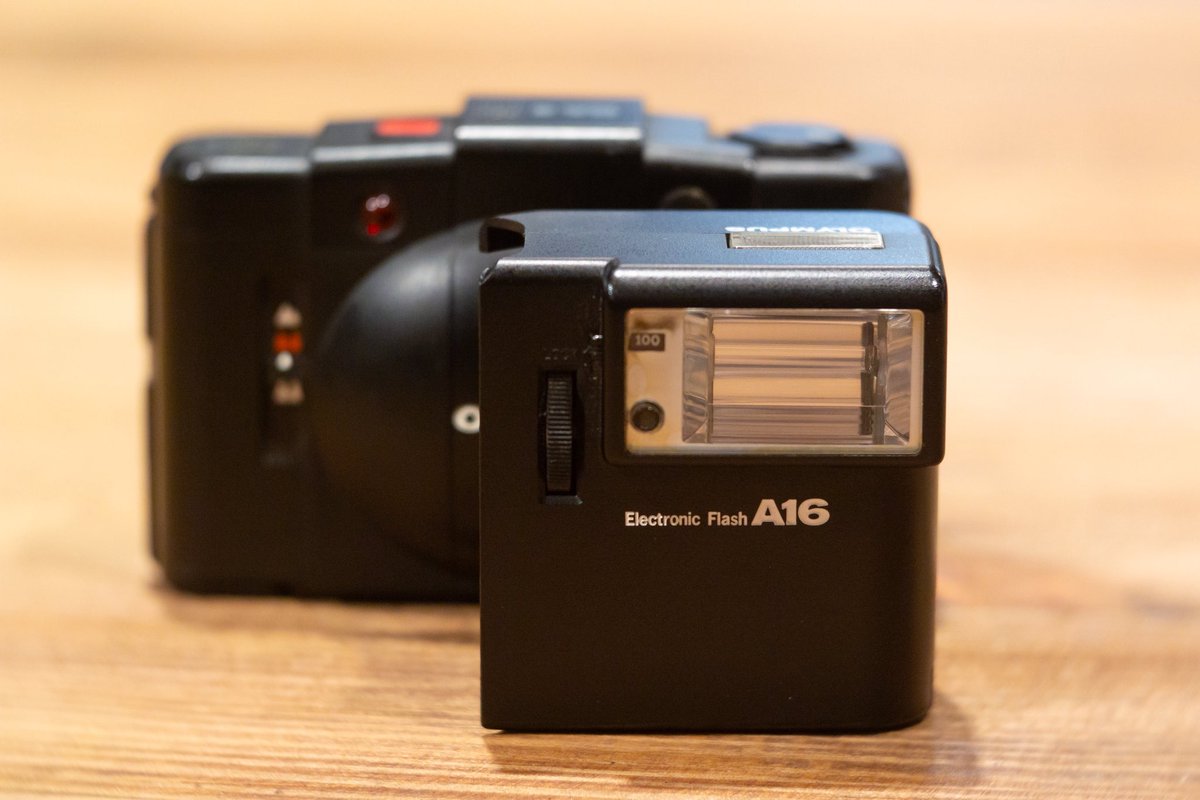 スタッフTです 珍品！OLYMPUS のストロボA16がXA2と共に入荷！ 装着