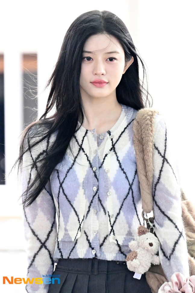 PHOTO】ILLIT ミンジュ、音楽フェスティバルのためインドネシアへ出国