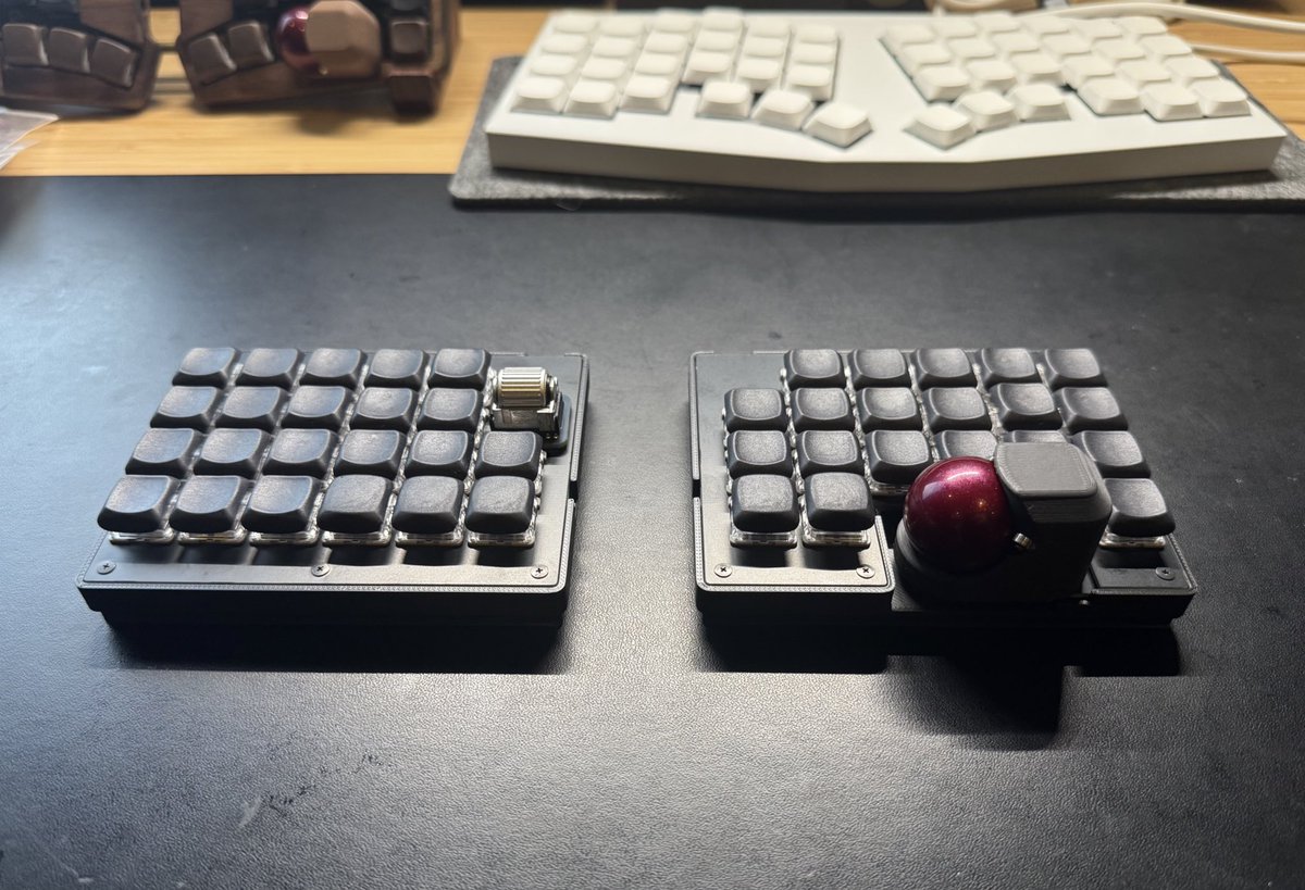 初のオーソリニアの無線分割キーボードを導入。 指の形に合わせたはず