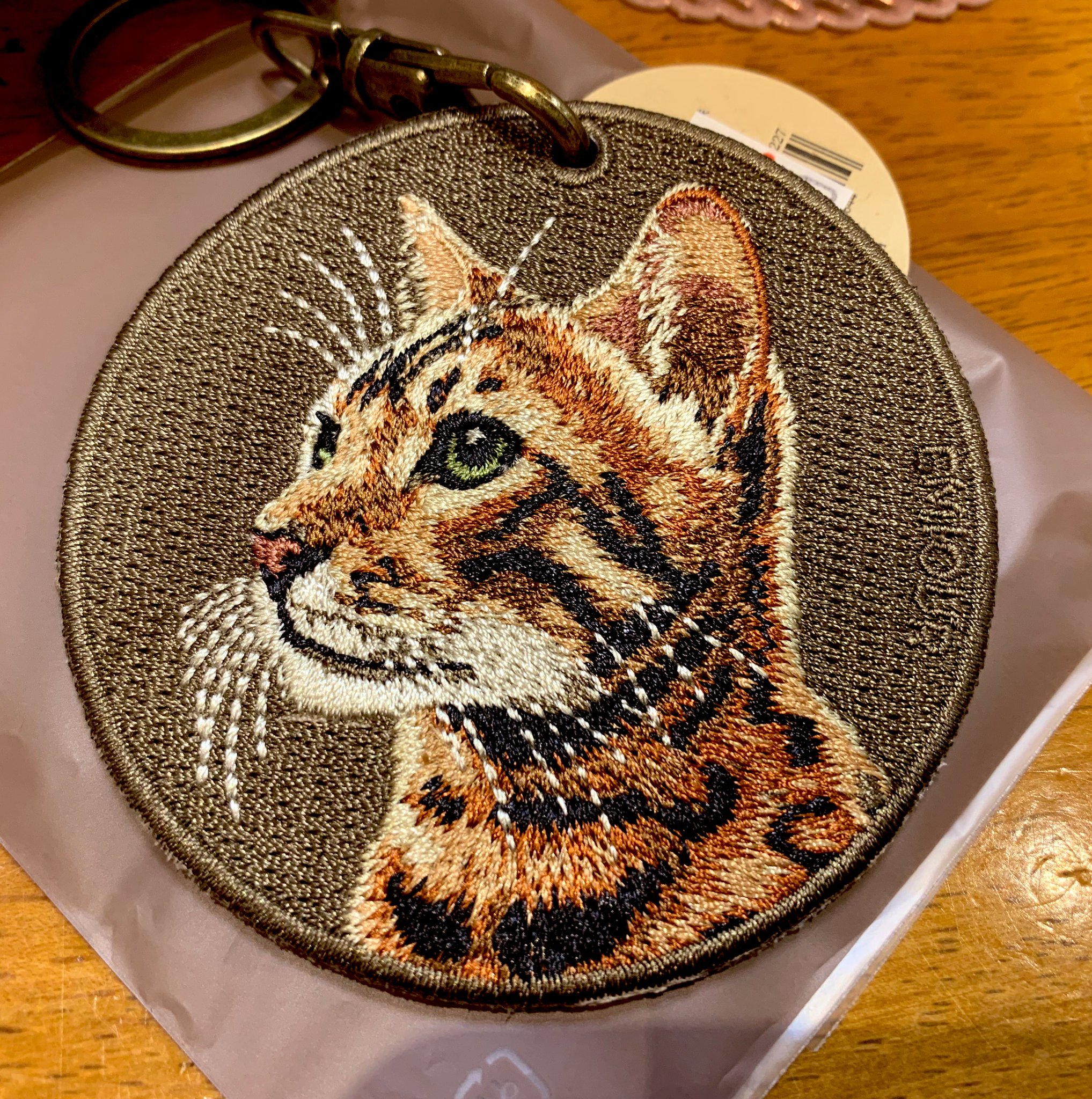 ふすまのような建具に刺繍が施しています。 【公式通販】