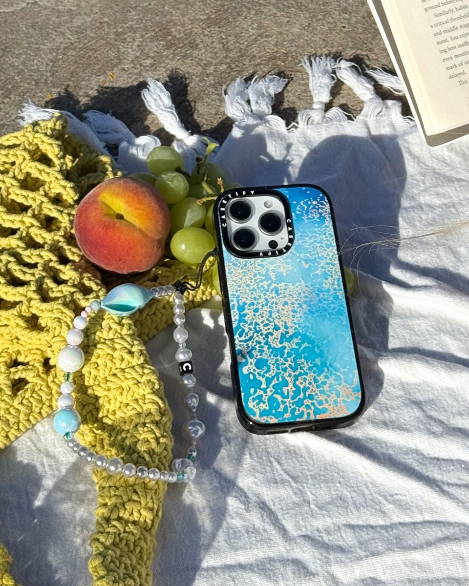 海に恋するシーズン🐚🌊 海を感じるカラフルなテックアクセと一緒に