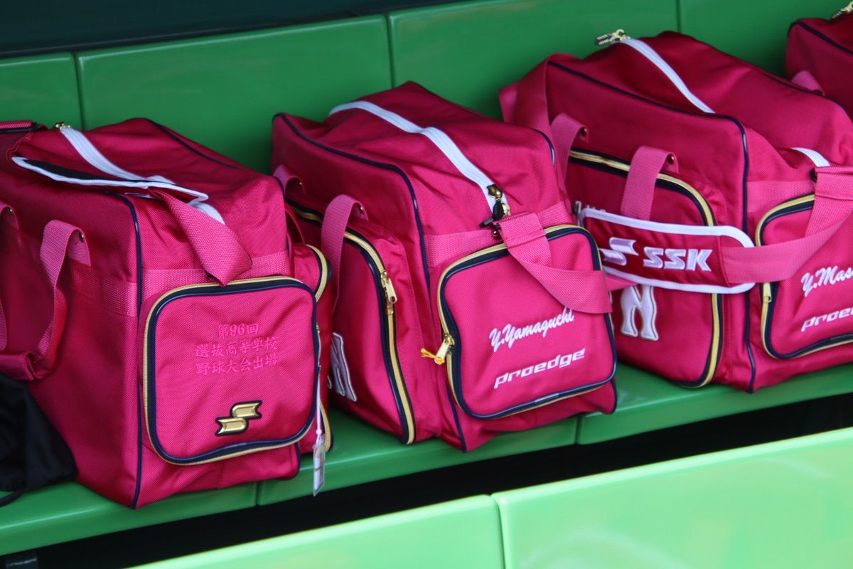 大阪桐蔭 のバッグやグラウンドコートは鮮やかなピンク色。德丸快晴君