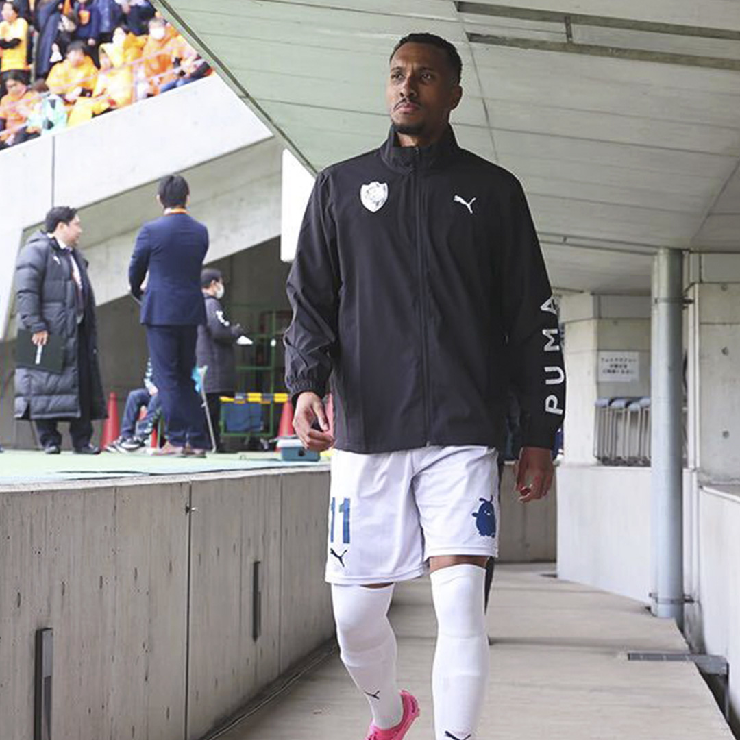 選手も着用する『PUMA遠征用ウーヴンジャケット』👕 スポーツシーンは