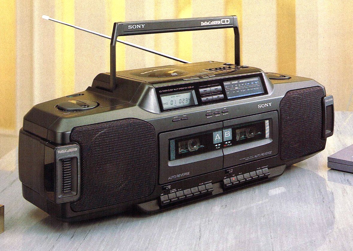 1989 DoDeCaHORN CD Radio Casette Players