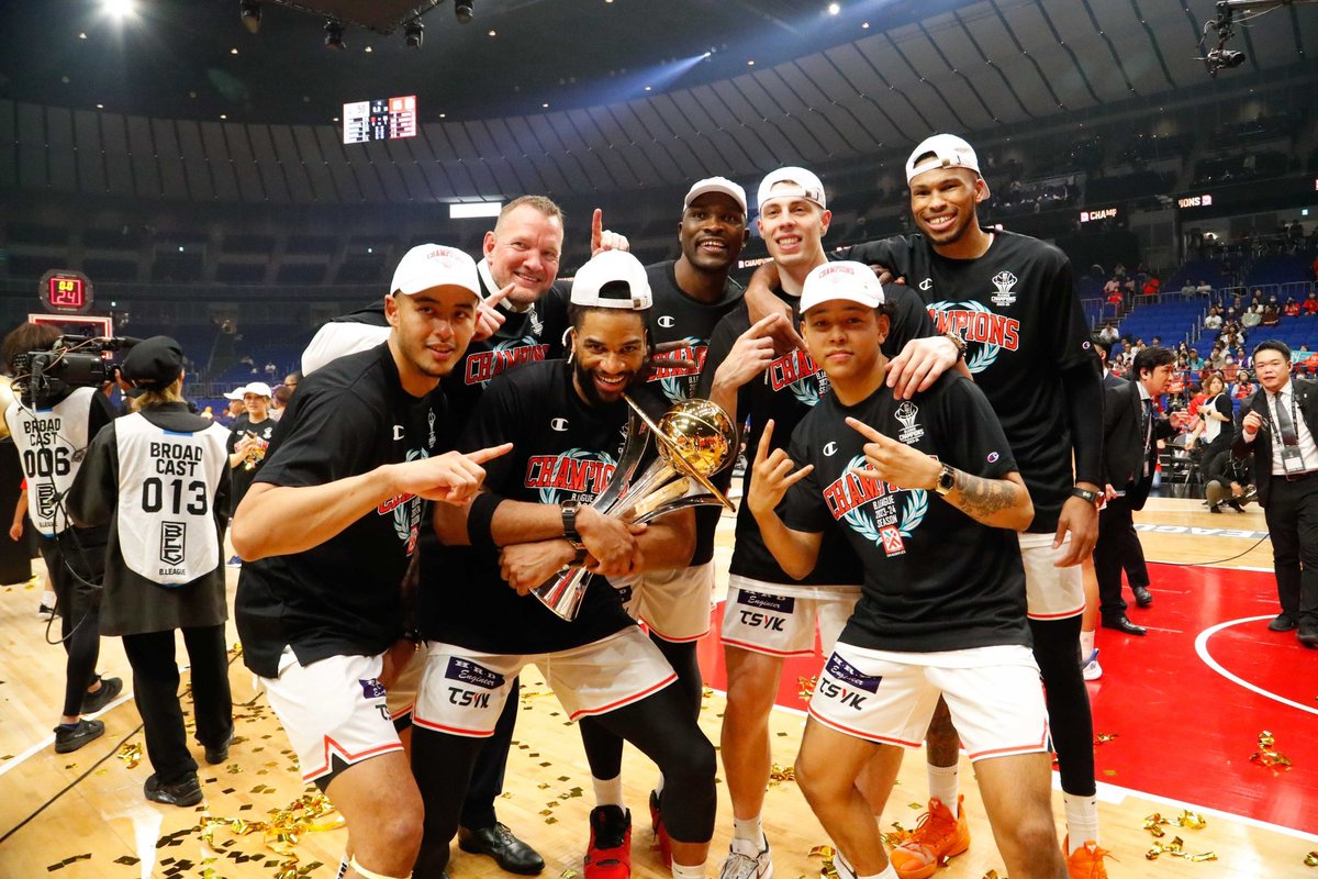 優勝直後のセレモニーで選手が着用した同モデルの優勝記念Tシャツを