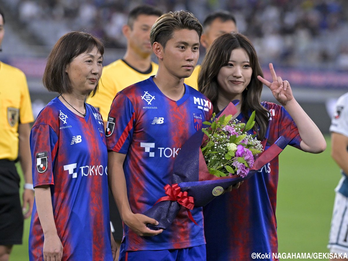 写真特集】PR効果も抜群? FC東京FW荒木遼太郎は自身の記念グッズを身