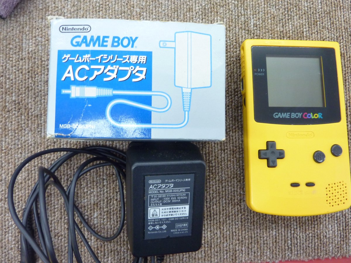 ゲームボーイカラーと、当時物のACアダプターです。ACアダプターは初代