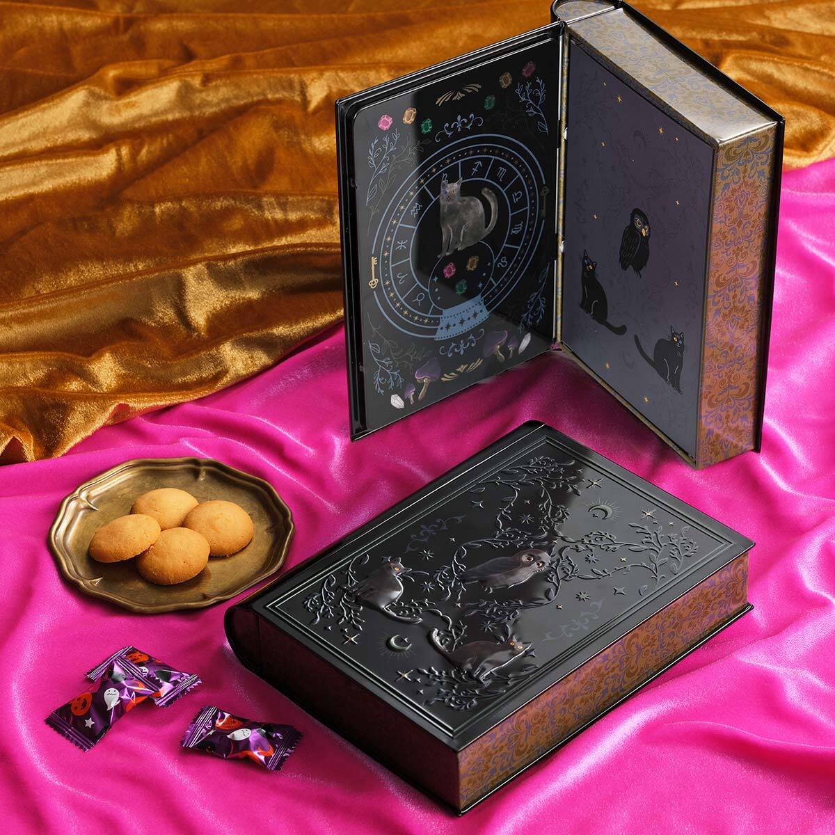 まるで魔女気分⁉魔法辞書モチーフのクッキー&キャンディ缶】 黒猫や