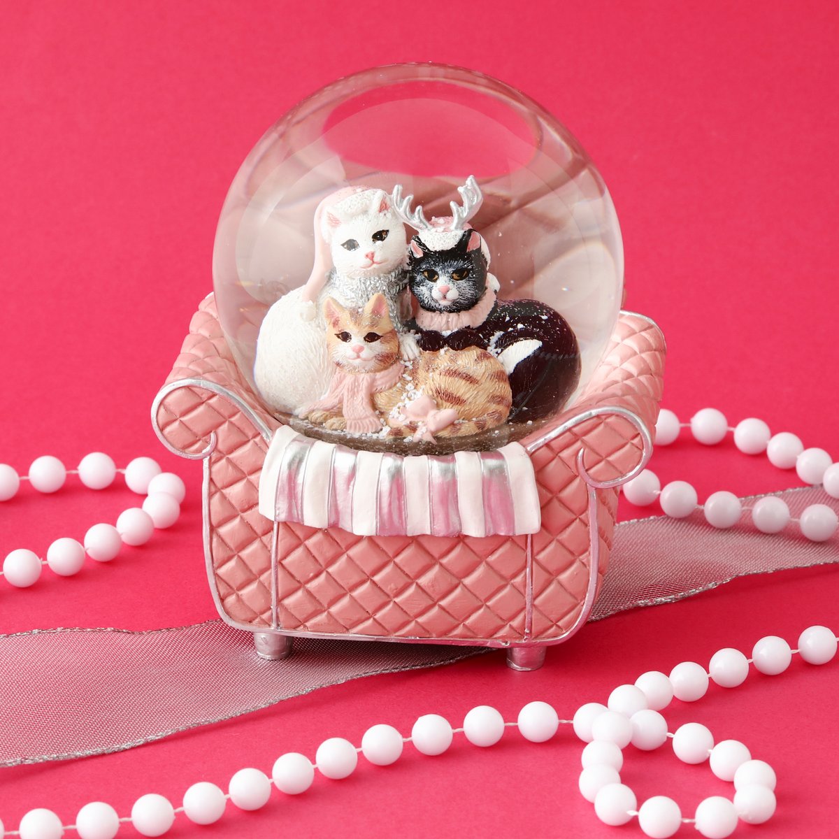 クリスマスの仮装をした3匹の猫が ソファに座っているキュートな