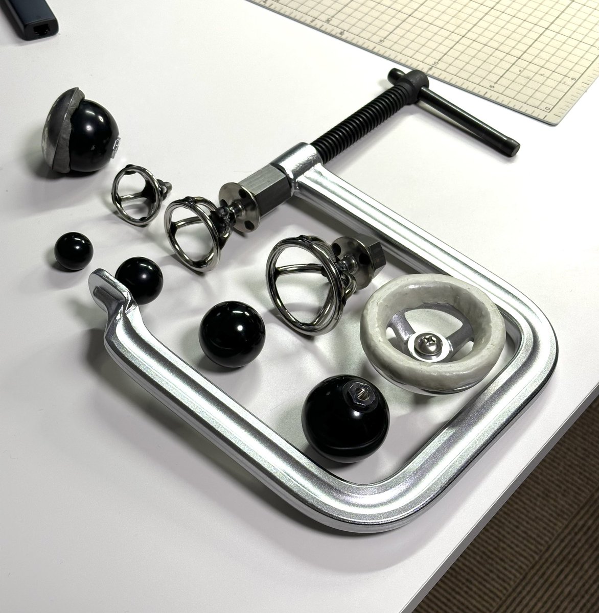 左足の小指の付け根がスキーブーツに当たって痛いのでシェル出し