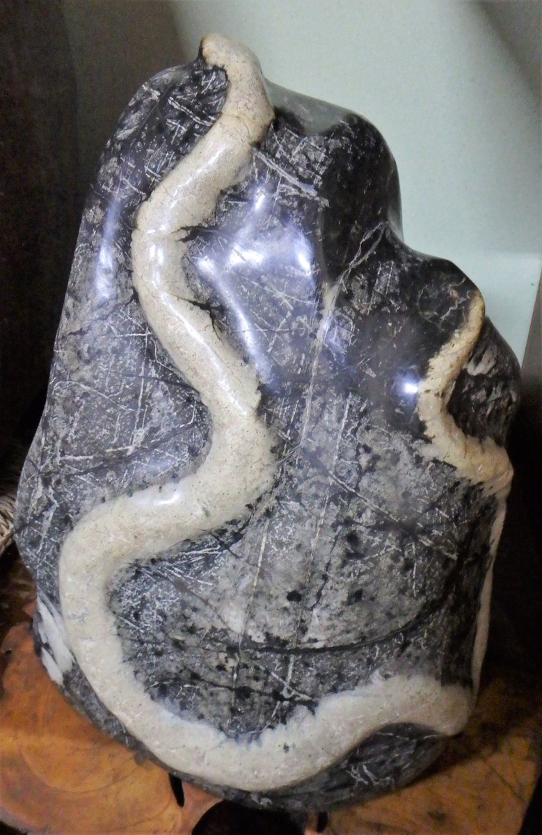 石の日「蛇石」】 遅くなりましたが、本日1月4日は語呂合わせで「石の