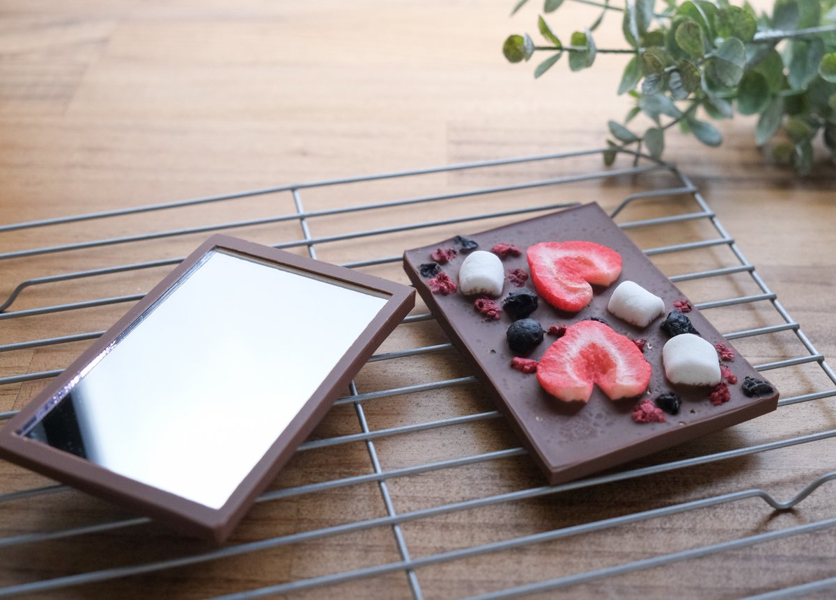 イチゴとマシュマロ、ブルーベリーがのった かわいいチョコレートの