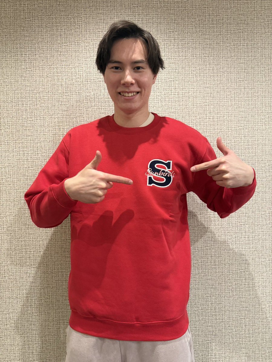 髙橋藍 選手に赤色のスウェットを着てもらいました😌 刺繍デザインが