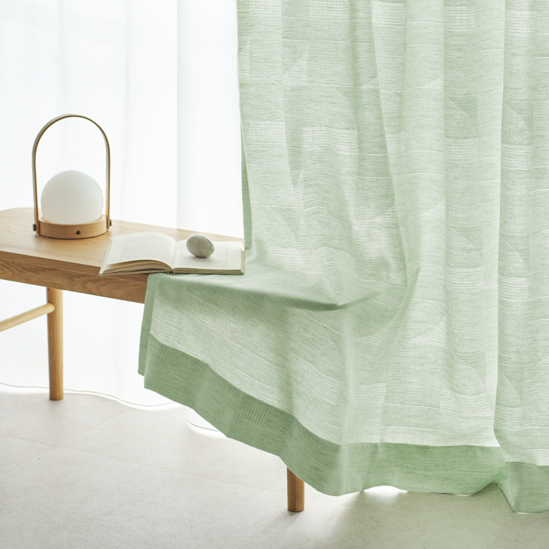 春夏らしい新色が仲間入り。さりげない幾何学柄がアクセントになる