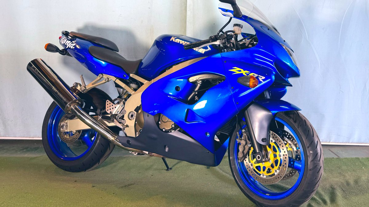 カワサキ ZX-9R ほぼ全てを一新したC型。 贅沢なチタン製マフラーの