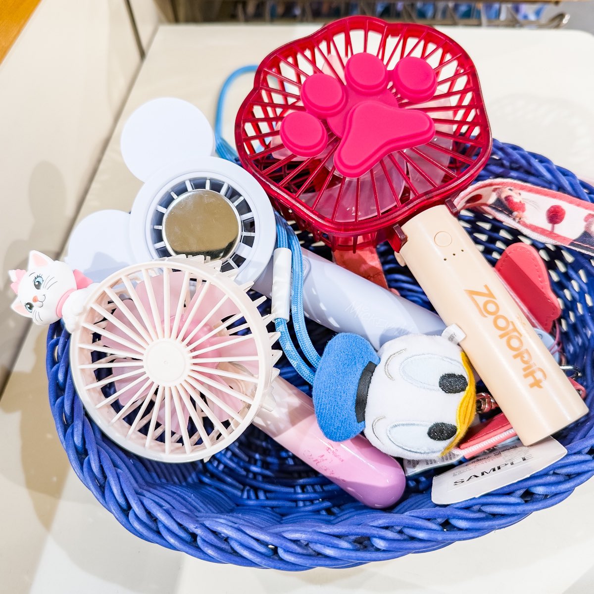 肉球型アイスキャンディーモチーフ！ ディズニーストア 手持ちでも