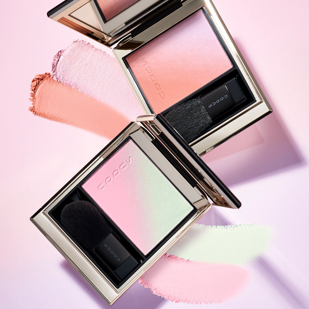 上品な艶感で美肌を演出するブラッシュから、惑星のグラデーション