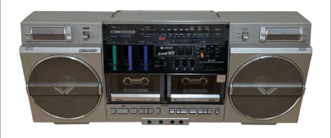 このラジカセ、SHARPのGF-757ではあるけど、スピーカーホールが