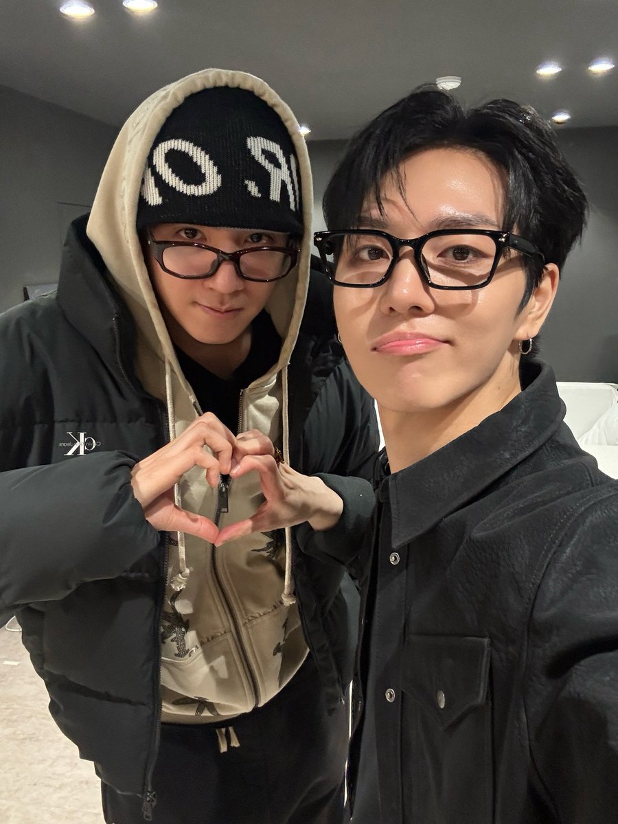 Kino's photos with members #PENTAGON #펜타곤 #HUI #후이 #HONGSEOK