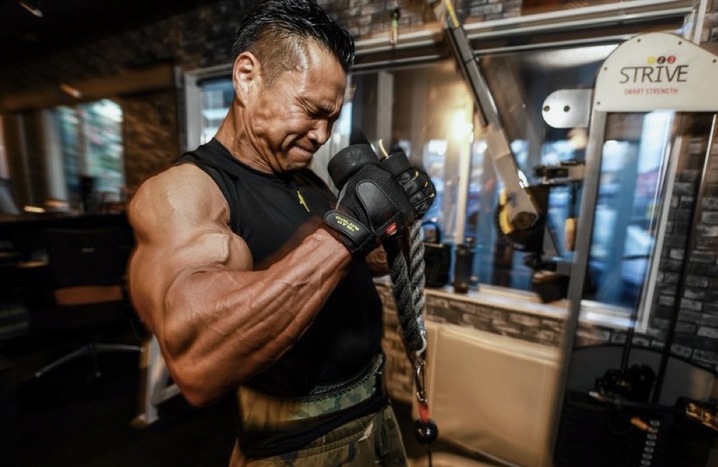 ジュラシックベルトも良いんですけど、ゴールドジムのプロレザーベルト