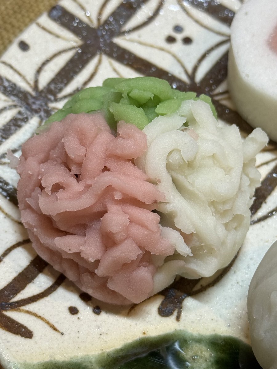 桃の里」 京都 末富 三色のそぼろを使った漉し餡の薯蕷きんとん