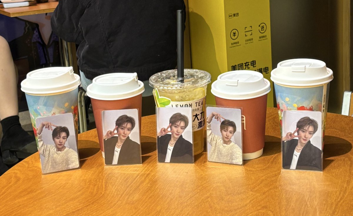 カイウェンの北京ペンミ入場特典のトレカ欲しい方いらっしゃいますか