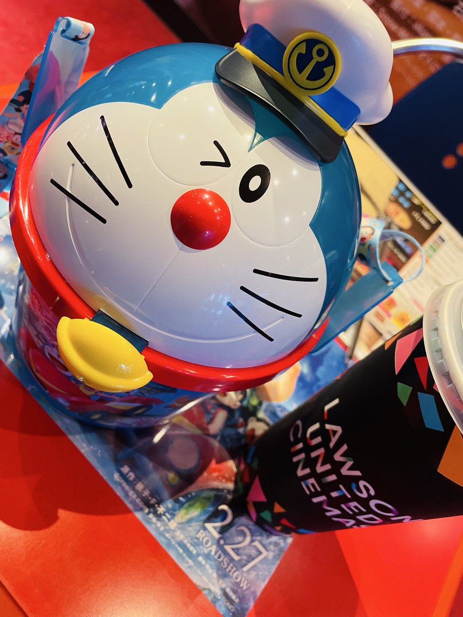 ドラえもんポップコーンBOXを手に今から深海に出発してきます✨