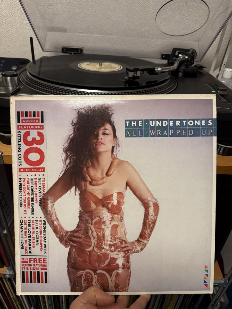 ABC順354枚目。Undertonesのシングル集。このUKオリジナル盤は日本盤等