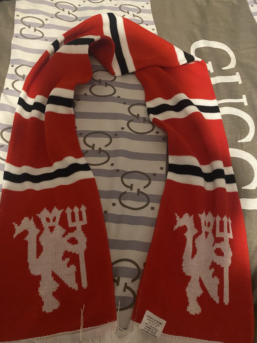 このマンチェスターユナイテッドの スカーフ 実はレア物なんだけど5万