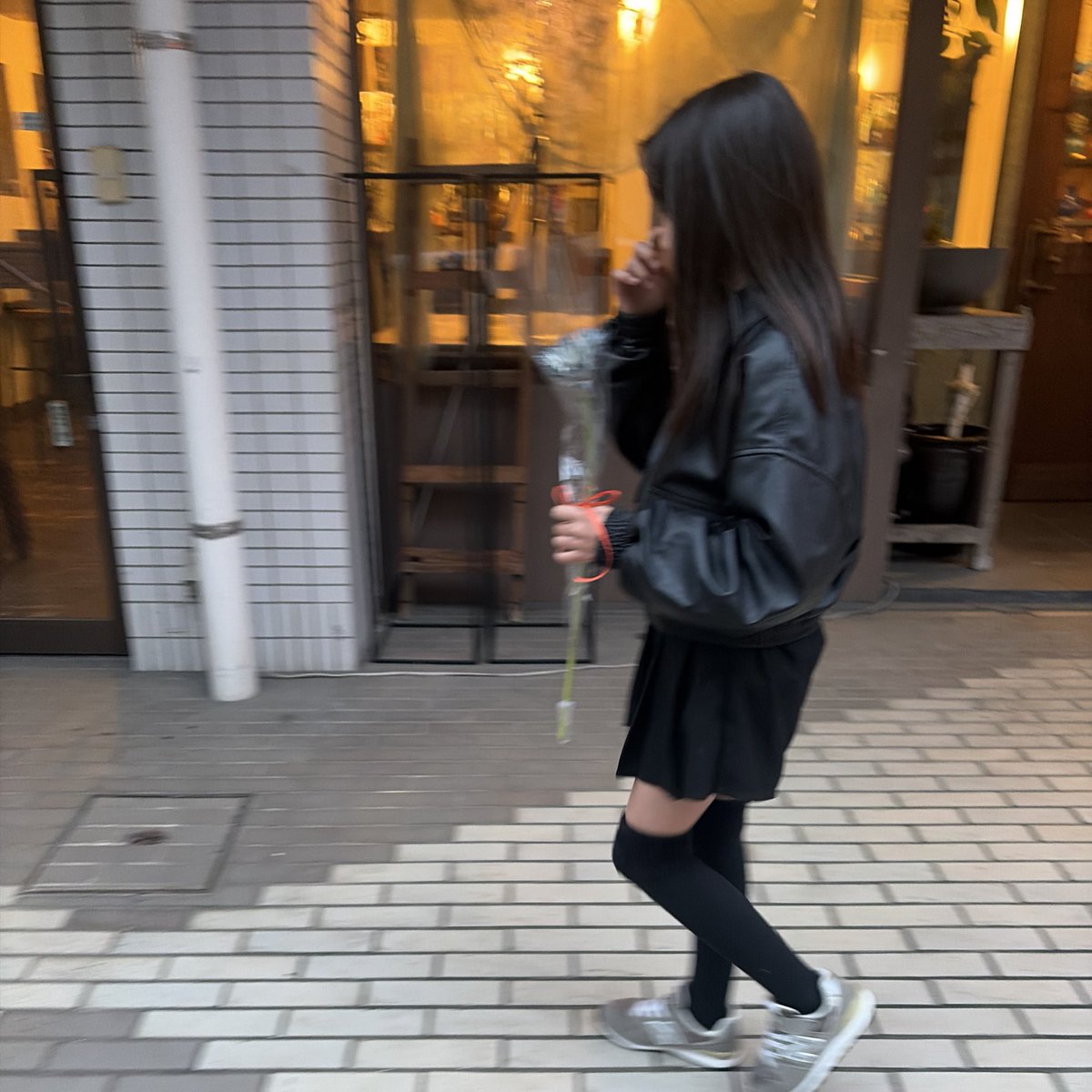 𓂃🩶 好きなの選んでもらったら渋いグレーのガーベラ👧🏽この中で1番