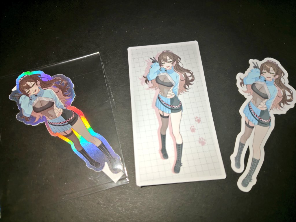 ステッカー届いた。 いいねぇ。 四角いのはマグネット化かなぁ。