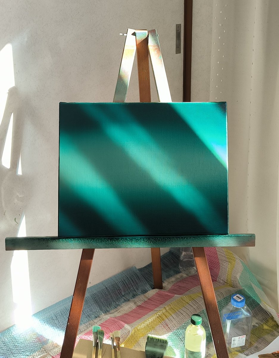 描いている絵に光が差すとすごく良くて悔しいけど、飾るときも同じよう