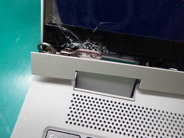 液晶パネル割れ＆ヒンジ部修理 | 埼玉県のパソコン修理 | パソコン生活