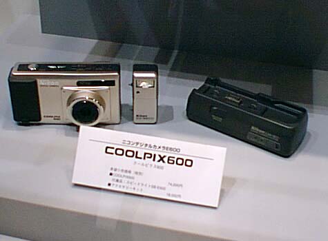 ニコン、小型の108万画素デジタルカメラ