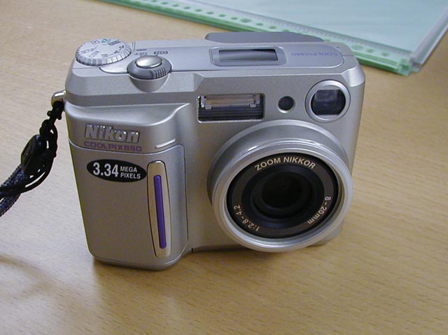 ニコン、シルバーボディの2.5倍ズーム334万画素機「COOLPIX880」