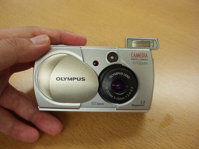 オリンパス、光学3倍ズーム搭載の小型デジカメ「C-1 Zoom」