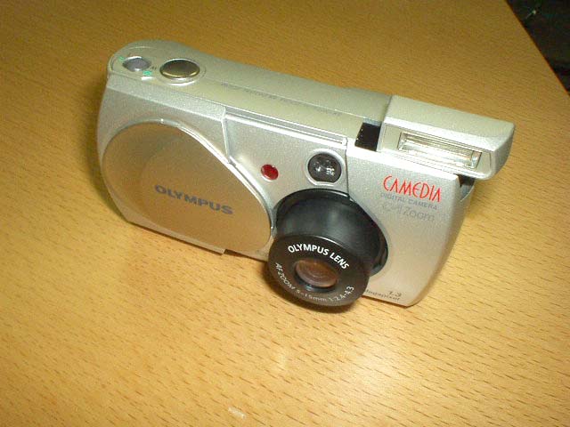 オリンパス、光学3倍ズーム搭載の小型デジカメ「C-1 Zoom」