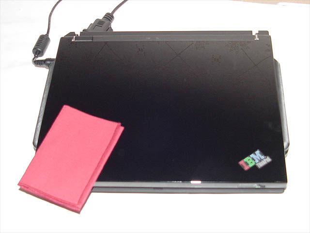 IBM、ピアノ調ボディのサブノート「ThinkPad i s30」