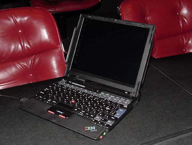 IBM、フラットブラックでWindows 2000を搭載したThinkPad s30