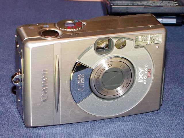 キヤノン、光学3倍ズームを搭載し動画撮影に対応したIXY DIGITAL 300