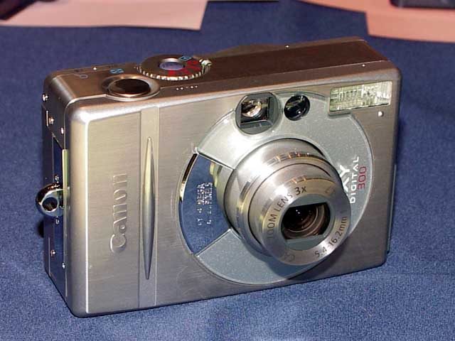 キヤノン、光学3倍ズームを搭載し動画撮影に対応したIXY DIGITAL 300