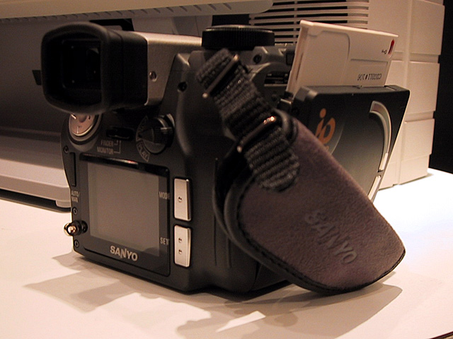 三洋、730MB 光ディスク「iDPHOTO」搭載のデジタルカメラ