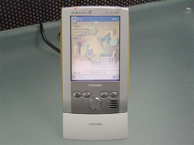 東芝、CF/SDメモリ両スロットを搭載したPDA「GENIO e」