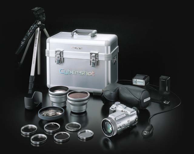 ソニー、500万画素CCD/光学5倍のサイバーショット最上位モデル「DSC-F717」