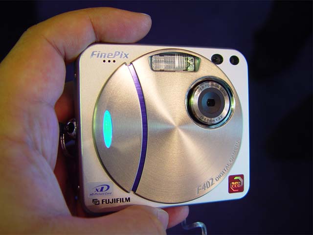 富士フイルム、xD-Picture Card対応のコンパクトデジカメ「FinePix F402」